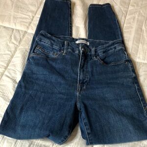 Good American Good Legs Skinny Jeans 4 27
Fit like a 26 Distressed back pockets